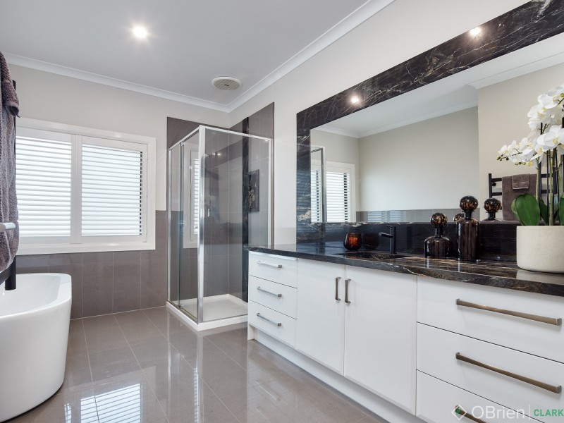 1 Crystal Court, Drouin VIC 3818