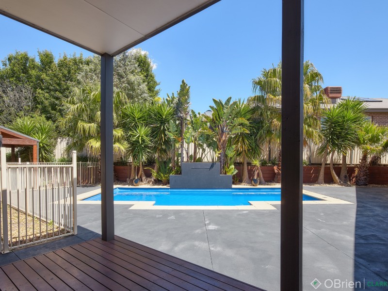1 Crystal Court, Drouin VIC 3818