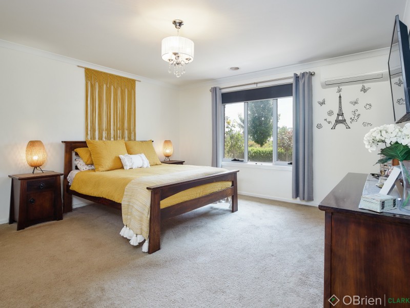 6 Kamanari Court, Drouin VIC 3818