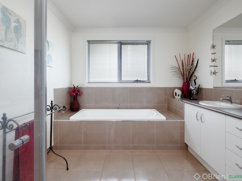 6 Kamanari Court, Drouin VIC 3818