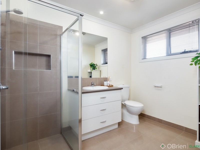 6 Kamanari Court, Drouin VIC 3818