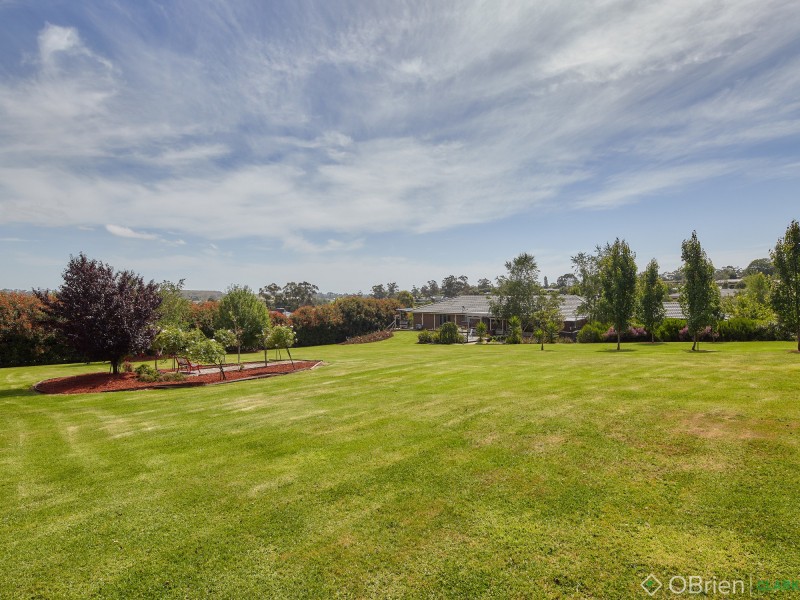 6 Kamanari Court, Drouin VIC 3818