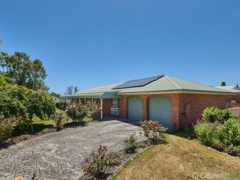 9 Jackson Drive, Drouin VIC 3818