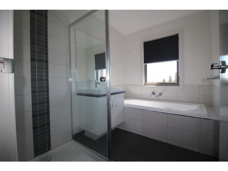 1/4 Hearn Street, Drouin VIC 3818