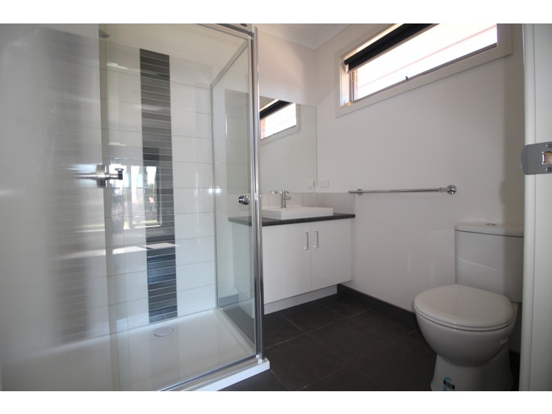 1/4 Hearn Street, Drouin VIC 3818