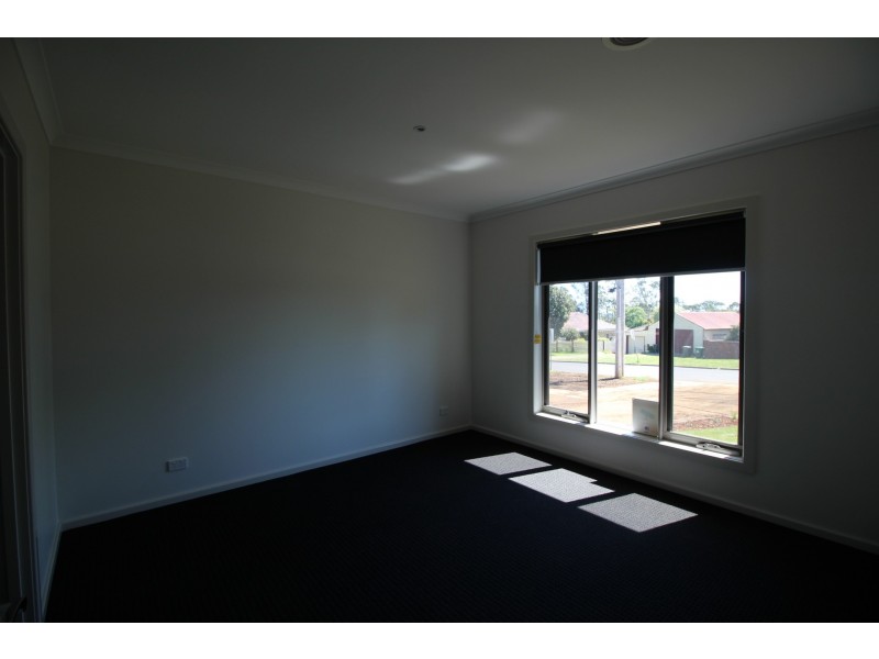 1/4 Hearn Street, Drouin VIC 3818