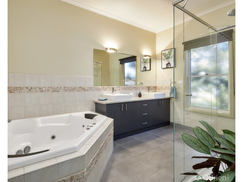 31 Canterbury Close, Drouin VIC 3818