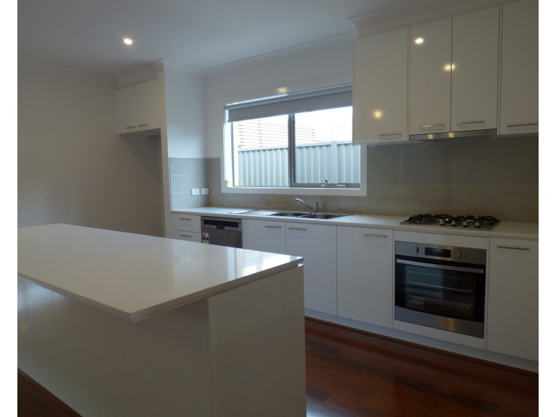 1/275a Princes Way, Drouin VIC 3818