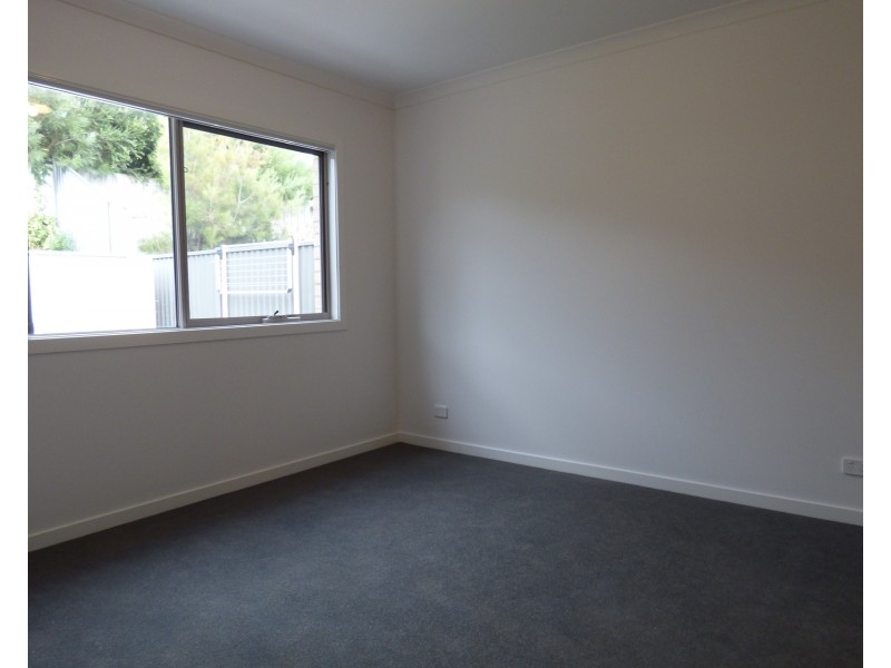 1/275a Princes Way, Drouin VIC 3818