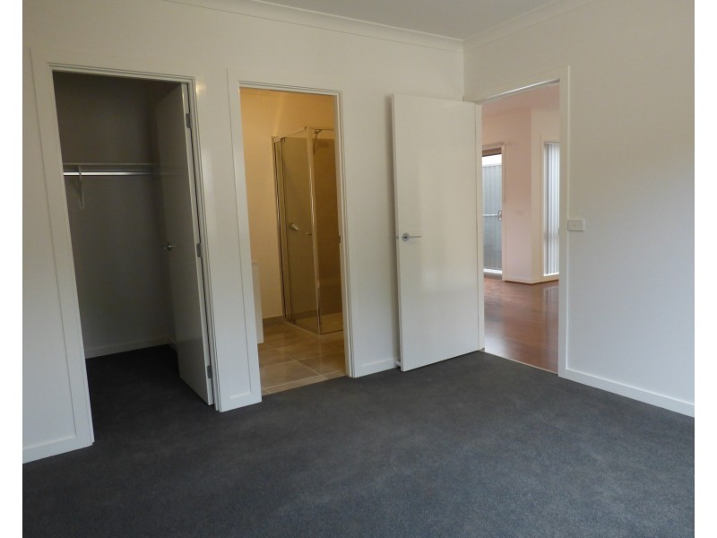 1/275a Princes Way, Drouin VIC 3818