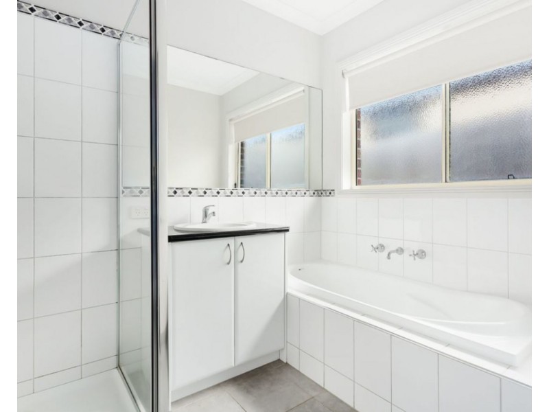 8 Hatfield Drive, Drouin VIC 3818