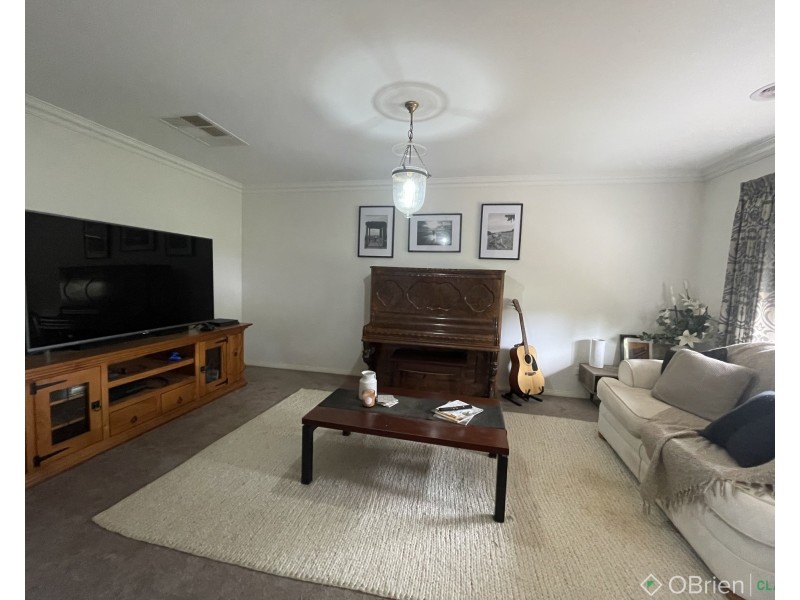 27 Shae Crescent, Drouin VIC 3818