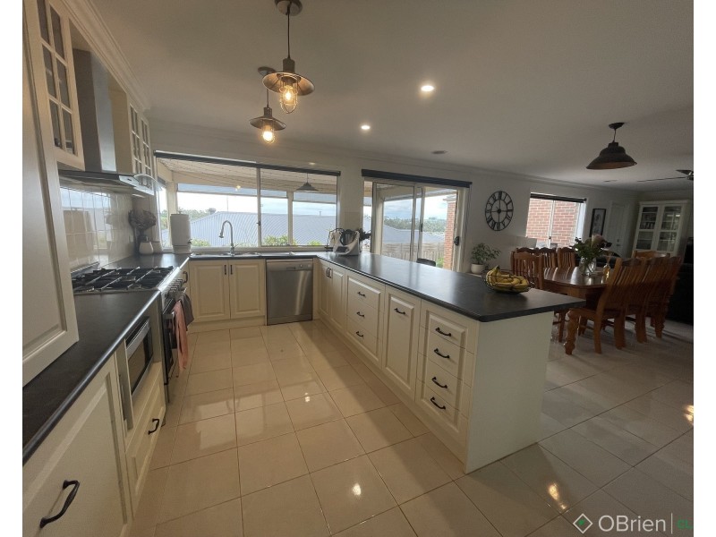 27 Shae Crescent, Drouin VIC 3818