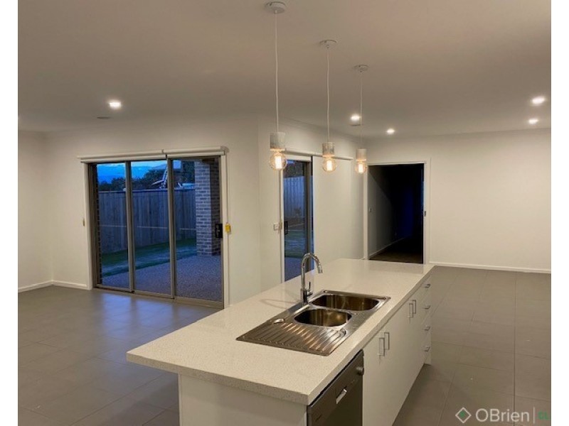 16 Southern Close, Drouin VIC 3818