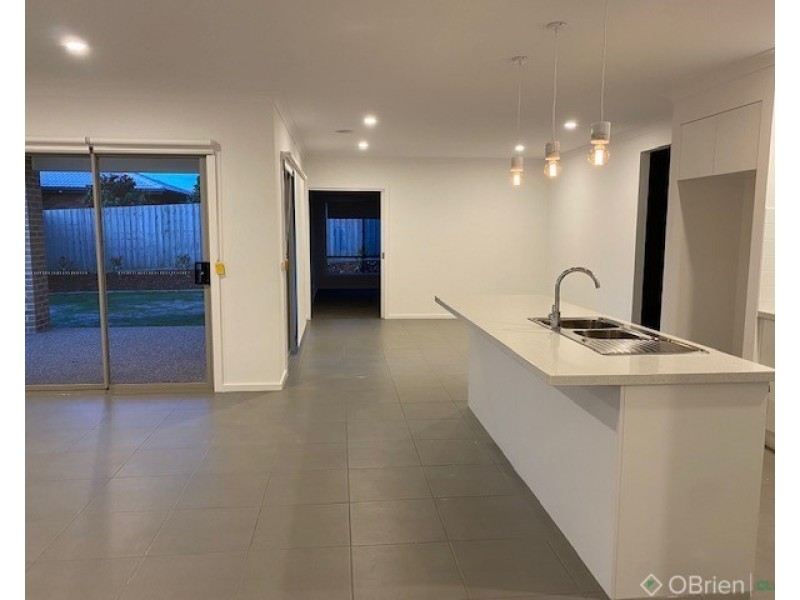 16 Southern Close, Drouin VIC 3818