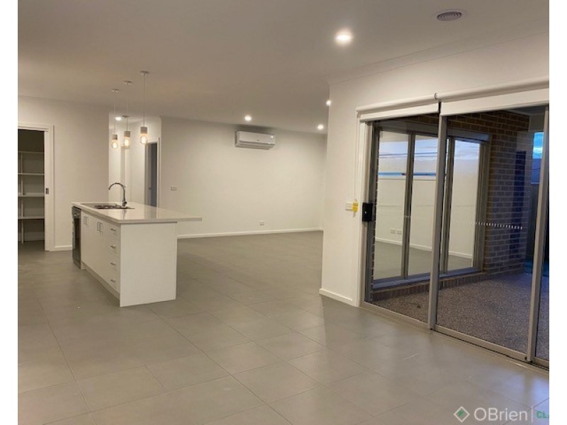 16 Southern Close, Drouin VIC 3818