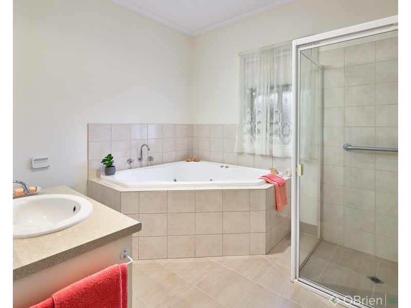 1/3 Bambra Court, Drouin VIC 3818