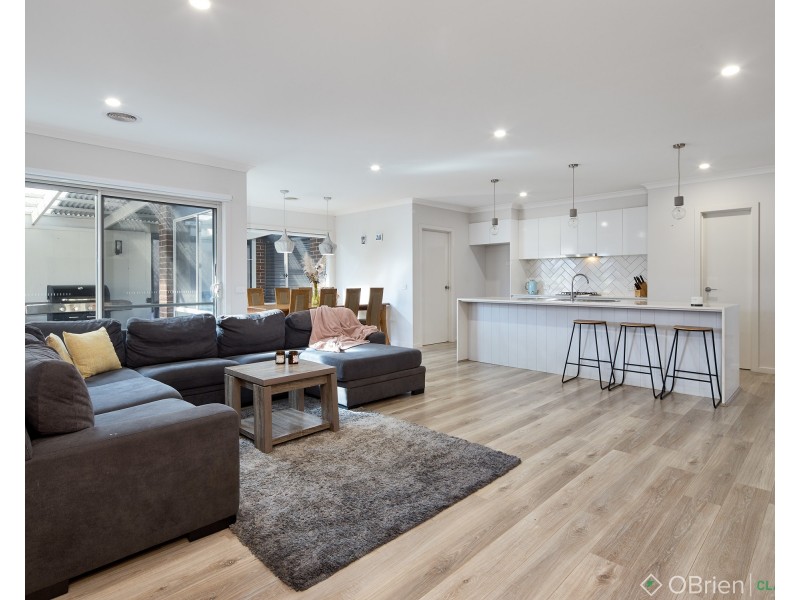 27 Empire Avenue, Drouin VIC 3818