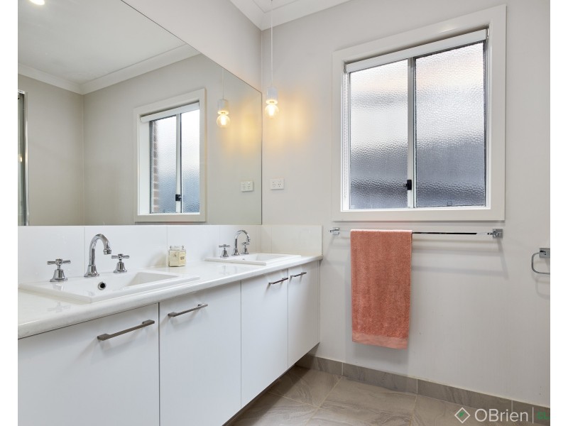 27 Empire Avenue, Drouin VIC 3818