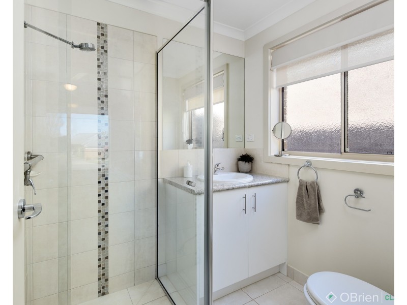 8 Pearson Road, Drouin VIC 3818