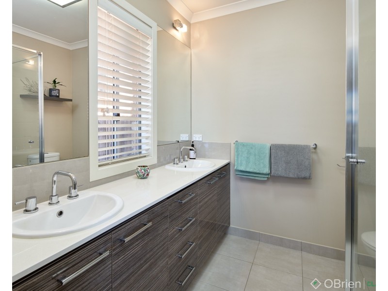 15 Aaron Court, Drouin VIC 3818