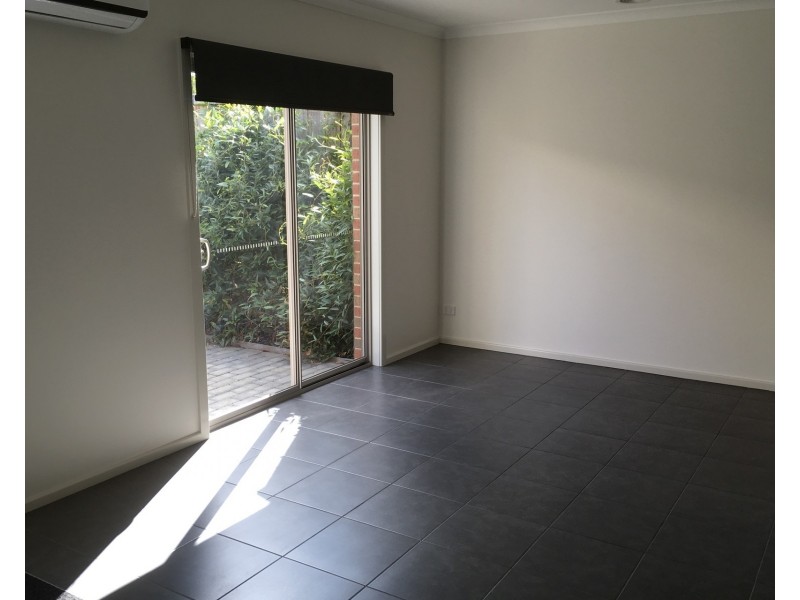 2/4 Hearn Street, Drouin VIC 3818