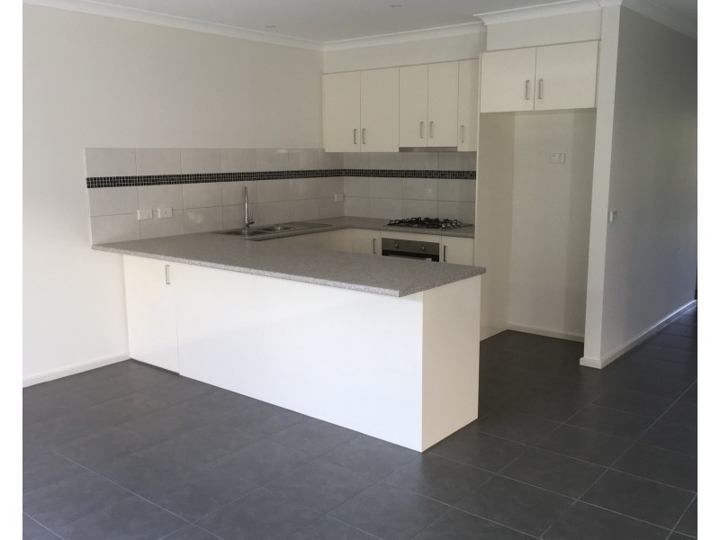 2/4 Hearn Street, Drouin VIC 3818