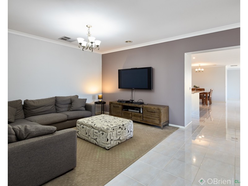7 Mayfair Drive, Drouin VIC 3818