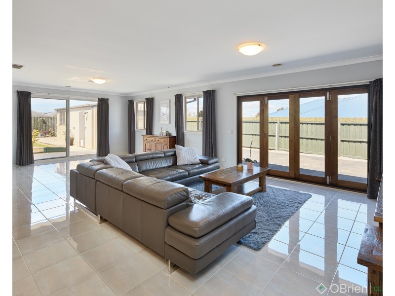 7 Mayfair Drive, Drouin VIC 3818