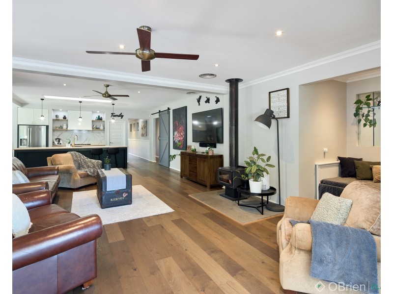 90 Kamanari Court, Drouin VIC 3818