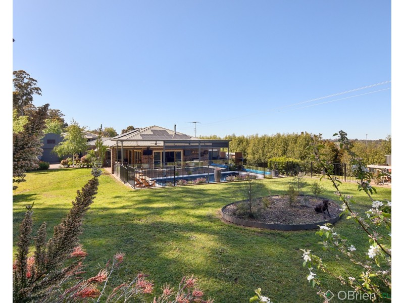 90 Kamanari Court, Drouin VIC 3818