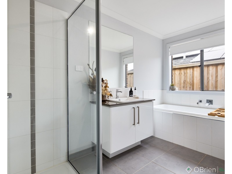 31 King Parrot Boulevard, Drouin VIC 3818