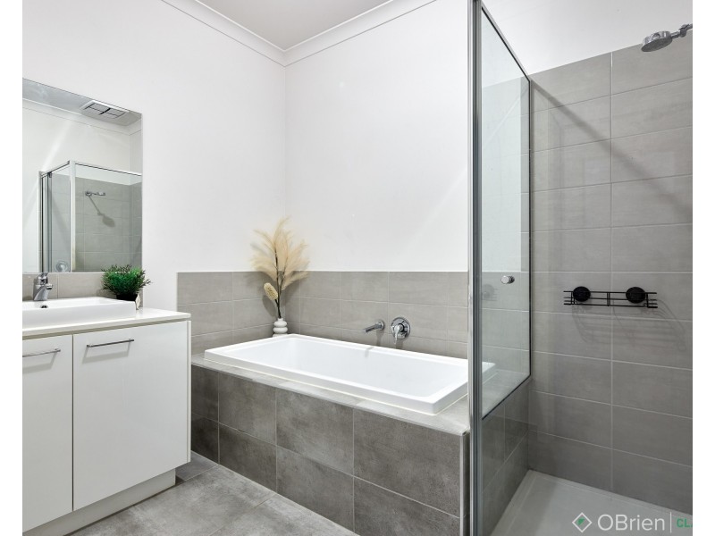 1/275a Princes Way, Drouin VIC 3818