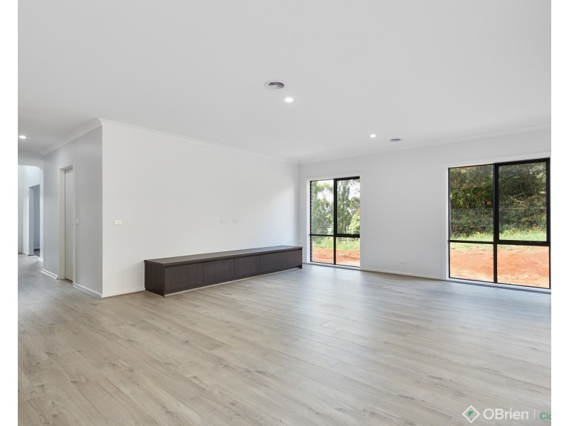 39 Weebar Road, Drouin VIC 3818