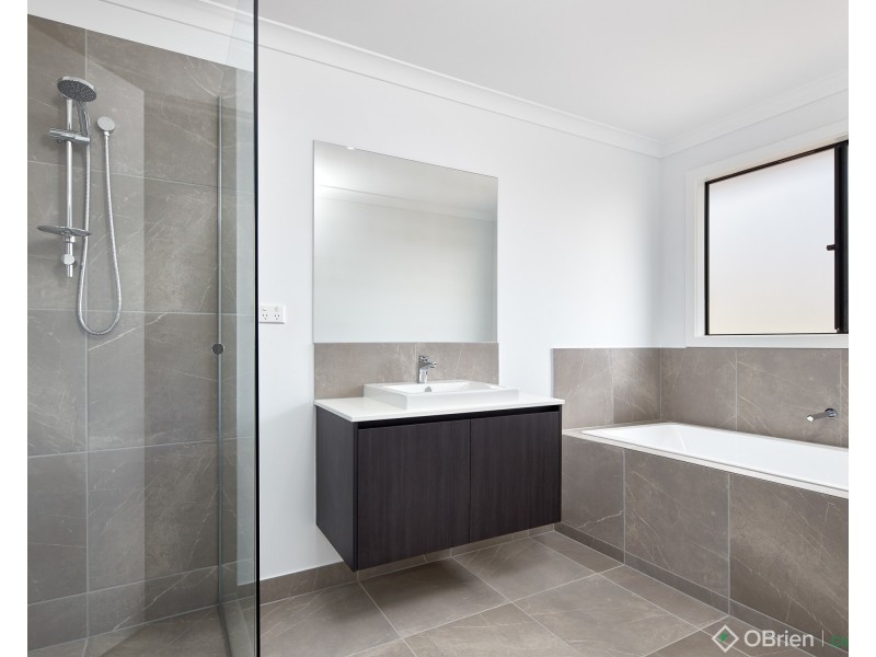 39 Weebar Road, Drouin VIC 3818