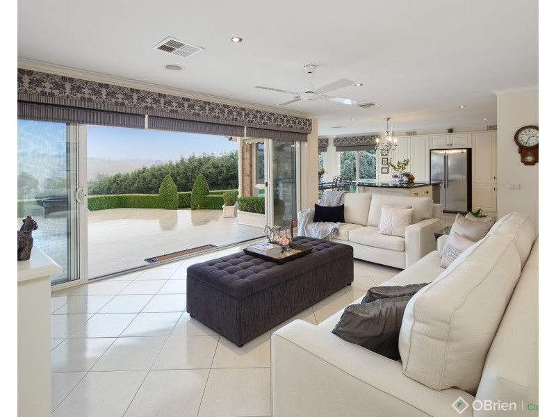 16 Greenland Drive, Drouin VIC 3818