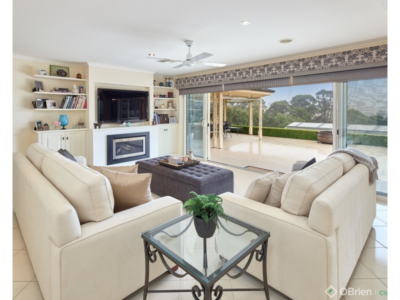 16 Greenland Drive, Drouin VIC 3818