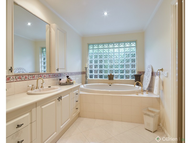 16 Greenland Drive, Drouin VIC 3818