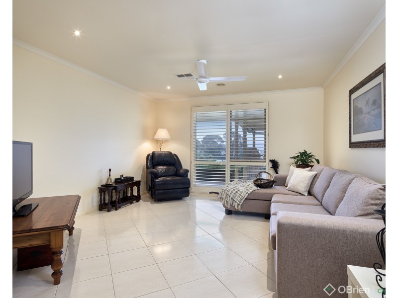 16 Greenland Drive, Drouin VIC 3818