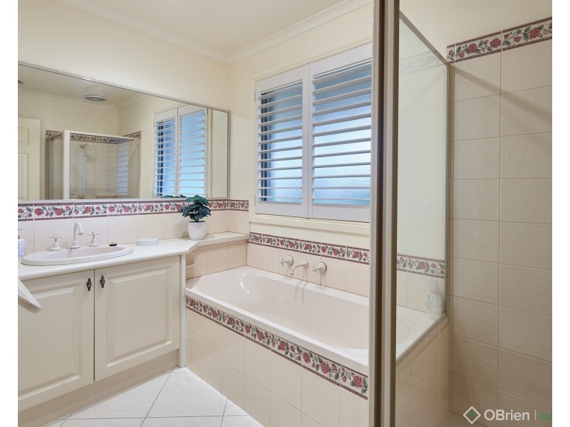 16 Greenland Drive, Drouin VIC 3818