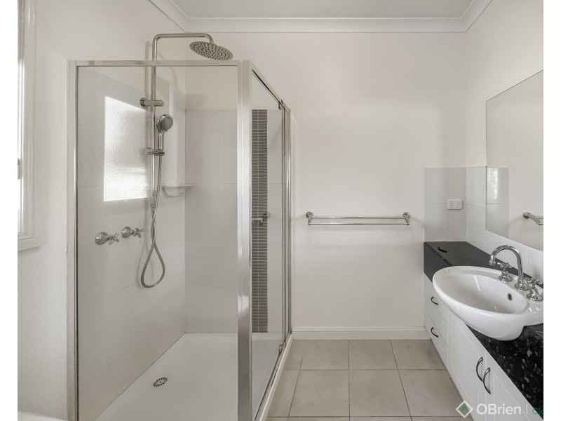 2/26 Lyndhurst Square, Drouin VIC 3818