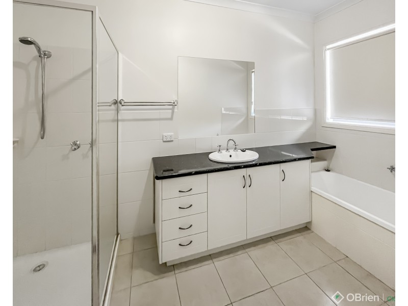 2/26 Lyndhurst Square, Drouin VIC 3818