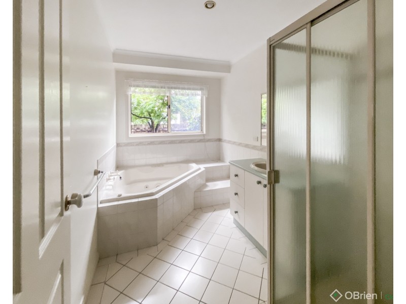 8 Kennedy Court, Newborough VIC 3825