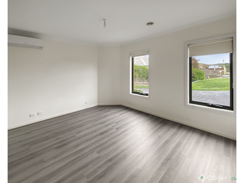 1/26 Lyndhurst Square, Drouin VIC 3818