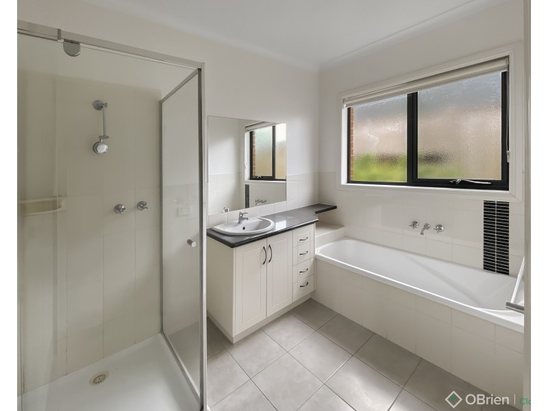 1/26 Lyndhurst Square, Drouin VIC 3818