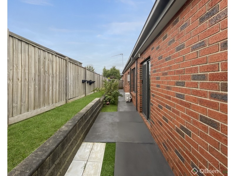 1/26 Lyndhurst Square, Drouin VIC 3818