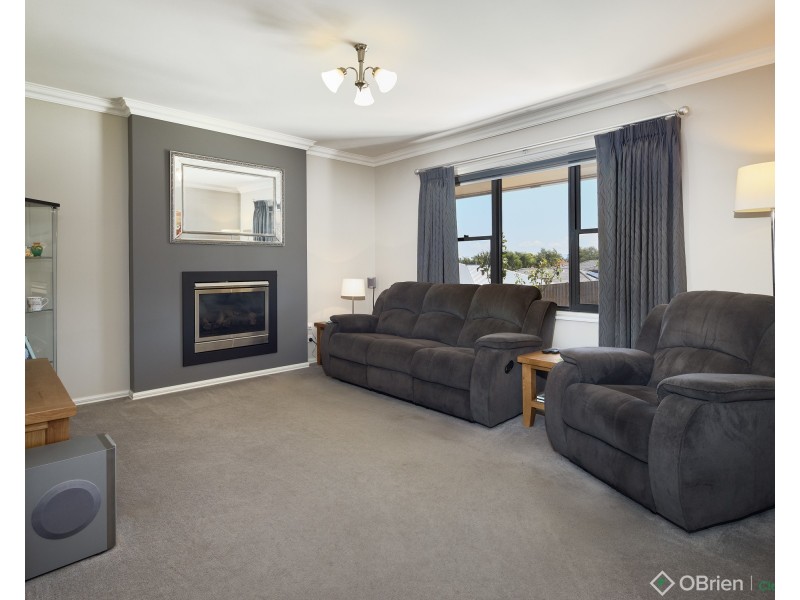 33 Cook Street, Drouin VIC 3818