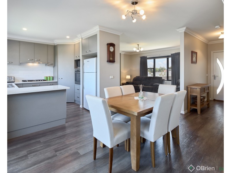 33 Cook Street, Drouin VIC 3818