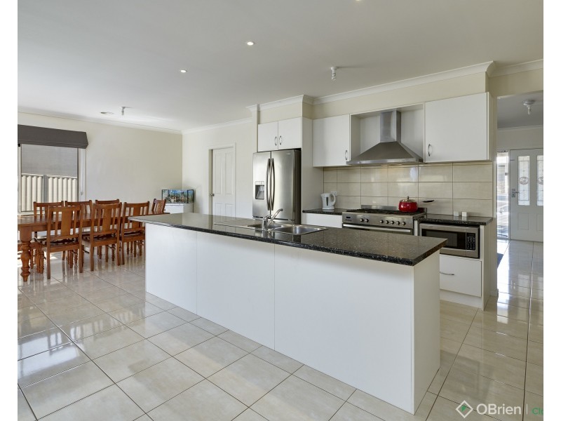 3 Valleyview Grove, Drouin VIC 3818