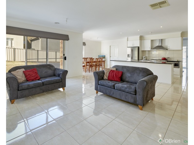 3 Valleyview Grove, Drouin VIC 3818
